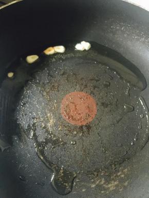 开炒，平底锅烧热，放油，加入切碎的蒜瓣，放入泡菜碎翻炒，爆出香味