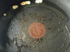 开炒，平底锅烧热，放油，加入切碎的蒜瓣，放入泡菜碎翻炒，爆出香味