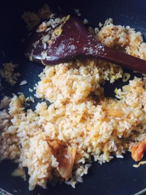 加入盐、糖还有泡菜再翻炒均匀