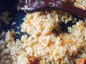 加入盐、糖还有泡菜再翻炒均匀