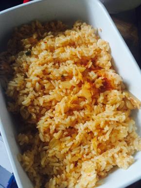 把炒好的泡菜炒饭倒入可以烤箱加热的烤盘中