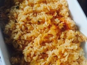 把炒好的泡菜炒饭倒入可以烤箱加热的烤盘中