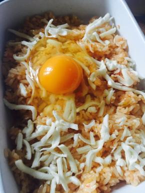 在饭中间打上一个鸡蛋