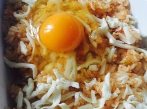 在饭中间打上一个鸡蛋