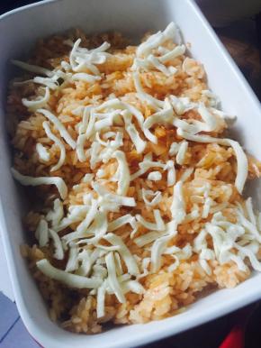 先撒一部分芝士碎