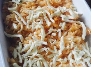 先撒一部分芝士碎