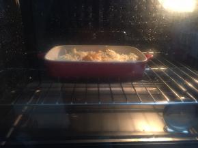 烤箱190度预热10分钟，放入中层，烤制20分钟， 观察表面芝士碎的上色情况，稍微有些焦糖色就可以取出啦~