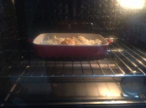 烤箱190度预热10分钟，放入中层，烤制20分钟， 观察表面芝士碎的上色情况，稍微有些焦糖色就可以取出啦~