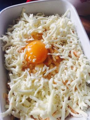 然后在洒满芝士碎，哇塞~撒了这么多想想都有些小激动