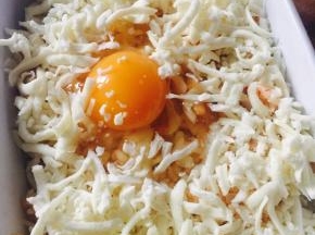 然后在洒满芝士碎，哇塞~撒了这么多想想都有些小激动