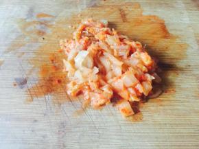 把准备好的泡菜切碎，留一小部分不切碎