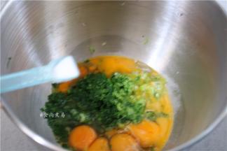 鸡蛋敲入不锈钢桶内、加入芥菜碎、调入盐