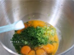 鸡蛋敲入不锈钢桶内、加入芥菜碎、调入盐