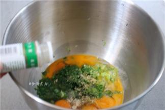 调入鸡粉、胡椒粉，少许橄榄油