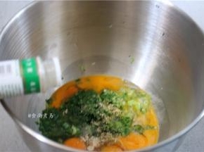 调入鸡粉、胡椒粉，少许橄榄油