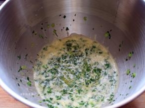 将不锈钢桶安装在厨师机的主机上，扣好打蛋器，搅成菜蛋液