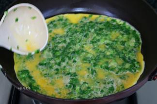 平底锅内涂一层橄榄油，中火烧热、用勺子舀起蛋液放进锅内，三勺煎一锅