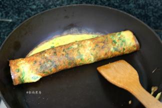 中小火煎至蛋液凝固，关火卷起后切块即可