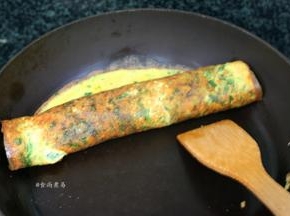 中小火煎至蛋液凝固，关火卷起后切块即可