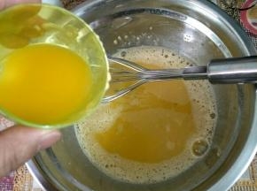 黄油隔水融化，加入鸡蛋中混合均匀