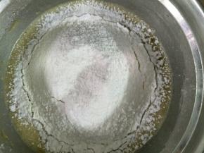 筛入刚刚混合好的粉类