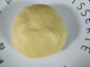 揉成光滑的面团，面团是有些软、粘手的，盖住保鲜膜醒10分钟