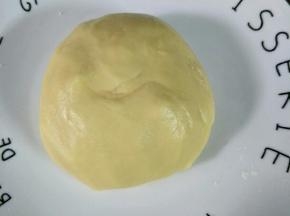 揉成光滑的面团，面团是有些软、粘手的，盖住保鲜膜醒10分钟