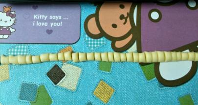 用手揪下一块搓成长条，用刮板切成均匀的大小