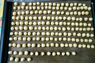 搓圆放烤盘，烤的时候会膨胀，要隔开距离，全程记得盖保鲜膜防干，不然烤的时候会裂开