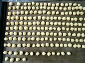 搓圆放烤盘，烤的时候会膨胀，要隔开距离，全程记得盖保鲜膜防干，不然烤的时候会裂开