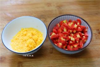 浸泡过的玉米碎捞起沥干水，胡萝卜洗净切小粒；