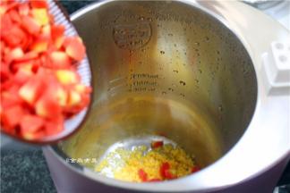 将玉米和胡萝卜倒进豆浆机内【这款豆浆机免滤带破壁功能的，完全无渣】、加入白糖1/3份白糖；