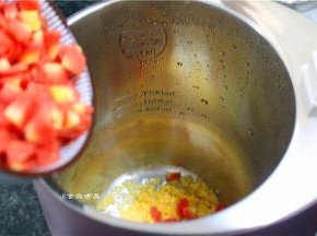 将玉米和胡萝卜倒进豆浆机内【这款豆浆机免滤带破壁功能的，完全无渣】、加入白糖1/3份白糖；