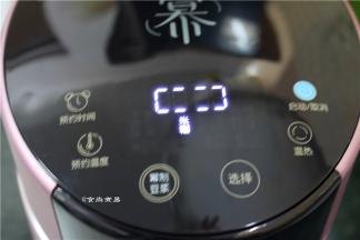 倒进清水，水量可以随意调节，取其汁拌米粉的，浓一些更好吃，遮上盖子，接通电源，选择米糊功能，按启动键即可；