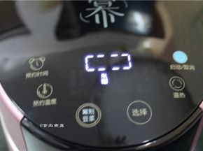 倒进清水，水量可以随意调节，取其汁拌米粉的，浓一些更好吃，遮上盖子，接通电源，选择米糊功能，按启动键即可；