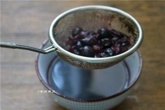 蓝莓放入奶锅中，加上一份白糖，熬煮出蓝莓汁，用勺子压扁蓝莓，出汁率更高，煮好的蓝莓汁过滤一遍，煮过的蓝莓也不要倒掉，直接食用，挺好吃的呢；