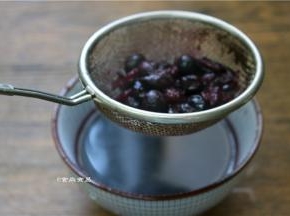 蓝莓放入奶锅中，加上一份白糖，熬煮出蓝莓汁，用勺子压扁蓝莓，出汁率更高，煮好的蓝莓汁过滤一遍，煮过的蓝莓也不要倒掉，直接食用，挺好吃的呢；