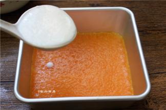 蒸盆内涂抹一点橄榄油、倒入一层薄薄的胡萝卜米糊，放入蒸锅中大火蒸2分钟，凝固后取出、再倒入不同颜色的米糊同样蒸至凝固；