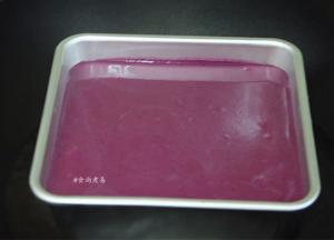 加一次米糊就蒸一次，以此类推，层数越多就越好看，直至全部米糊用完，大火蒸至糕点熟透，取出后自然冷却，再放进冰箱冷藏室冷藏60分钟；