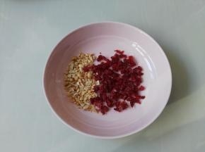 蔓越莓切碎，花生提前烤熟去皮也捣碎备用