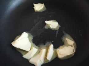 不粘锅里放入黄油，小火使黄油融化