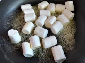 黄油融化之后放入棉花糖