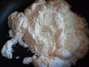 倒入奶粉，翻拌