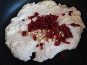 倒入蔓越莓和花生碎