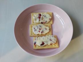 趁热把牛轧糖装入裱花袋挤到饼干上，或者直接用勺摸在饼干上，然后盖上另外一片饼干，这样牛轧饼干就做好了