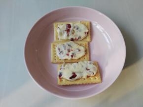 趁热把牛轧糖装入裱花袋挤到饼干上，或者直接用勺摸在饼干上，然后盖上另外一片饼干，这样牛轧饼干就做好了
