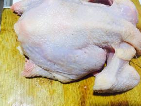 在三黄鸡的身上多扎一些孔，这让我想起了容嬷嬷在紫薇格格身上扎针的感觉，哈哈~这样扎，是为了我们的烤鸡调料能很好的入味