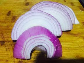 第二天准备烤制时，半颗洋葱切丝