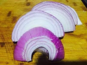 第二天准备烤制时，半颗洋葱切丝