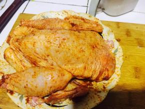 把料酒、盐、糖、烤肉调料抹在三黄鸡表面，涂抹均匀